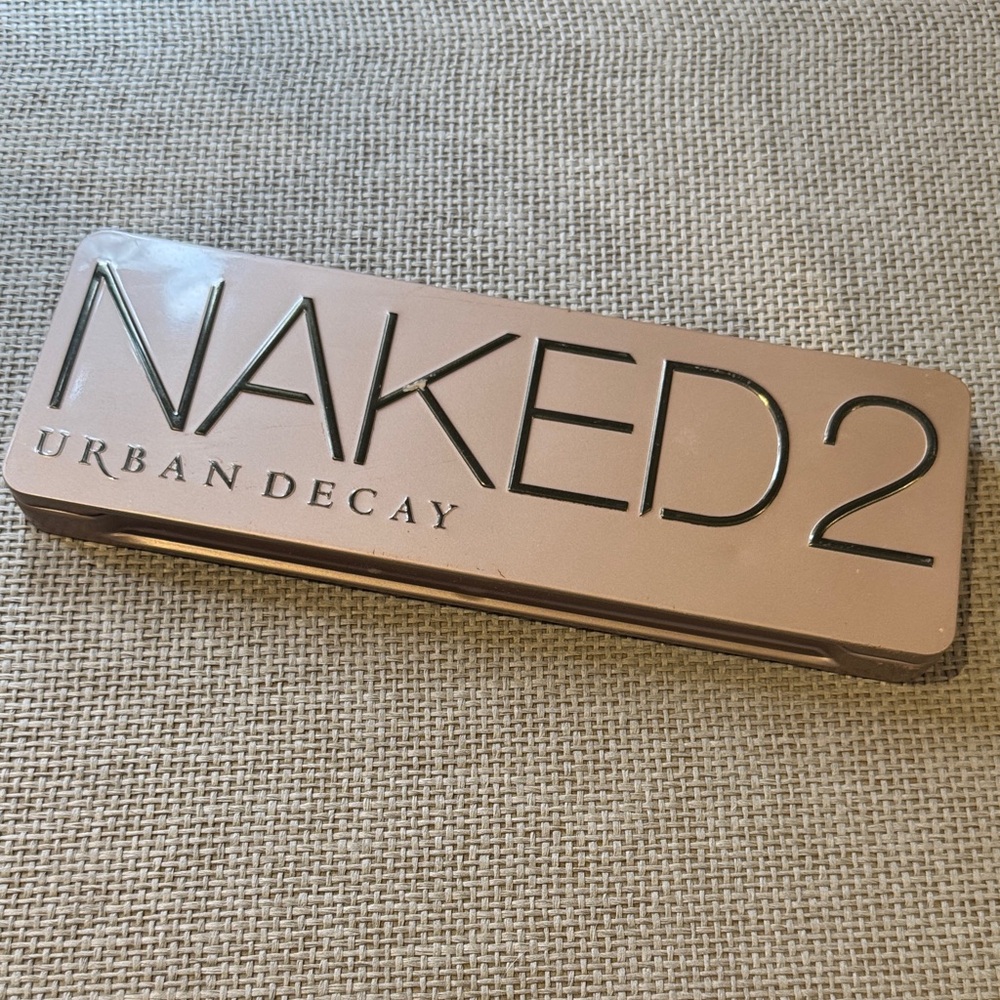 Urban Decay Naked2 Palette beauty with an edge makeup femenine travel eyes look